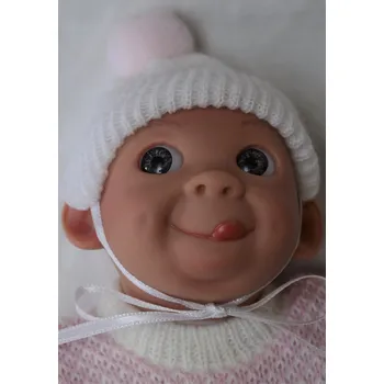 Prcek v pyžamu - holka usmívající se jako ŠIBALKA od f. Lamagik (španělský šklebík - 23 cm)