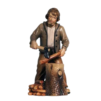 Vánoční dekorace Ornatis Muž štípající dřevo Provedení: Přírodní bez malování, Velikost stojících figur dospělých postav: 8 cm Dřevěná vyřezávaná postava muže se dřevem