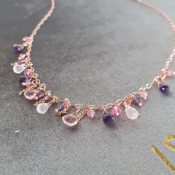Náhrdelník ISHWARA - Handmade Italian Jewellery Náhrdelník s kapkami a drahými kameny, ISHWARA Povrchová úprava stříbra: růžové zlato, výběr kamene: Křemen a růžové safíry a ametysty