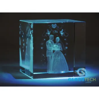 Svatební dekorace 3D svatebčané ve skleněné krychli 60 mm (Laserovaný 3D ženich a nevěsta ve skleněné kostce 60 x 60 x 60 mm)