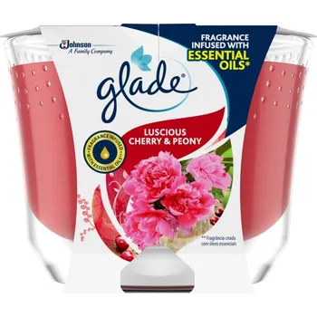 Svíčka Glade Maxi Luscious Cherry & Peony s vůní třešně a pivoňky, vonná svíčka ve skle doba hoření až 52 hodin 224 g
