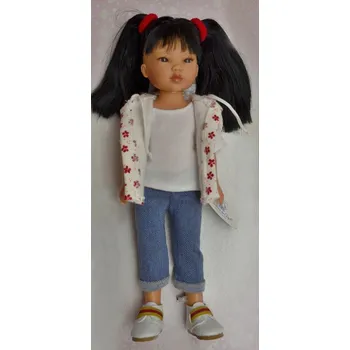 Panenka Realistická panenka holčička Umi v bílé vestě s červenými květy od firmy Vestida de Azul (Umi - 28 cm )