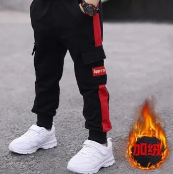 Pohodlné teplejší chlapecké černé kalhoty s kapsami a barevným pruhem Barva: Červená, Velikost: 110-120 (5-6 let)