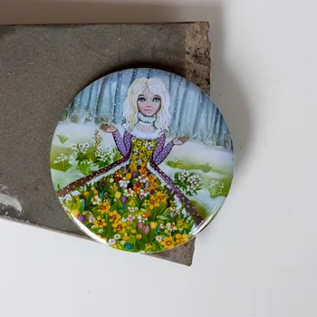 Dekorativní magnet Zuzana Honsová Přichází jaro - magnet 56 mm