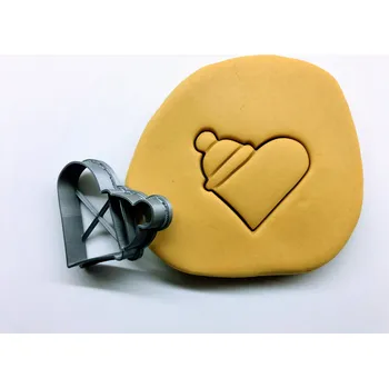 Vánoční dekorace Vánoční srdce s čepicí vykrajovátko