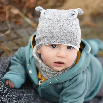 Kojenecká čepice světle šedá svetrovinová čepička s oušky