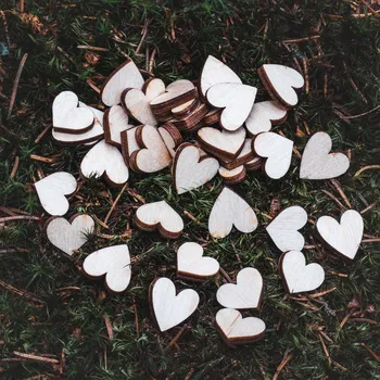 Svatební dekorace Dřevěná ozdoba SRDCE- špičaté (1,5 cm) 50 Ks