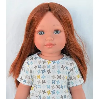 Realistická panenka Coral v bílém tričku s potiskem a riflích od firmy Vestida de Azul (Coral - 45 cm)