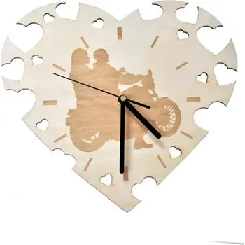 Žertovný předmět Pár na motorce - dřevěné nástěnné hodiny s gravírováním- Tričkový.cz