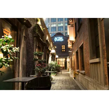 Fototapeta DIMEX | Vliesová fototapeta Úzká ulice v Šanghaji MS-5-0712 | 375 x 250 cm| červená, žlutá, šedá + Vliesová fototapeta na stěnu DIMEX Úzká ulice v Šanghaji MS50712 v rozměru 375 x 250 cm + lepidlo zdarma