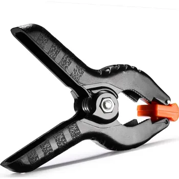 Fotoateliérová technika Klipsna / svorka na foto pozadí velká (universální pevná klipsna pro držení nebo aretaci foto pozadí)