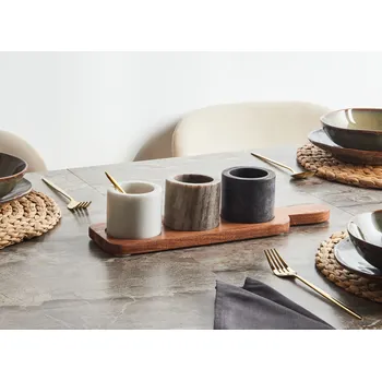 3 mramorové misky vícebarevný servírovací podnos světlo z akátového dřeva nerezové lžičky moderní jídelna Beliani