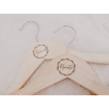 Party dekorace Dřevěná svatební ramínka - přírodní - ženich a nevěsta ve věnečku