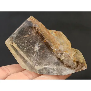 Přírodní kámen Křišťál s inkluzemi broušená forma 142g