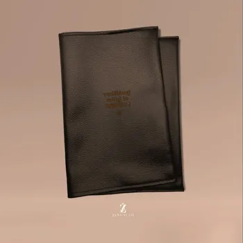 Doplněk ke knize Obal na knihu z ECO kůže INSPIRUJ - hnědá Rozměr: 22,5 x 33 cm, Text uvnitř: Bez vlastního textu