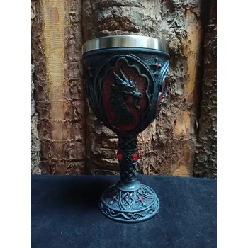 Pohár s reliéfy draků