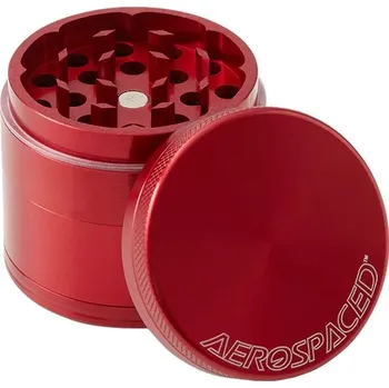 Čtyřdílná drtička Aerospaced by Higher Standards, 50mm, červená (Čtyřdílné drtičky Aerospaced by Higher Standards se vyznačují ostrými zuby ve tvaru diamantu, které drtí materiál na jemnou a rovnoměrnou konzistenci – připrava na bezkonkurenční zážitek ze)
