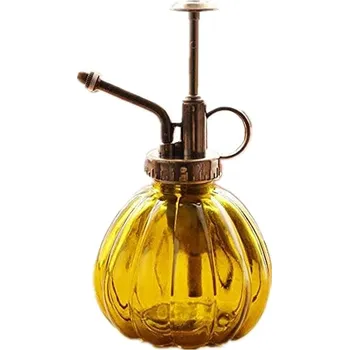 Skleněná konev na zalévání ve tvaru dýně