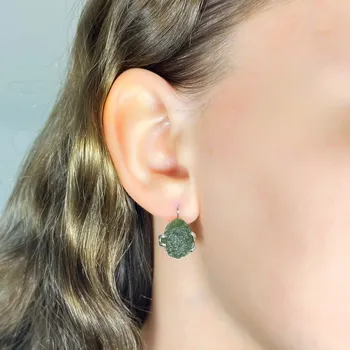 Náušnice Stříbrné náušnice s neopracovaným vltavínem 1,2 cm x 0,6 cm