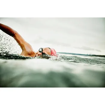 Plakát Plakát, Obraz - Woman taking a breath during open water swim, Thomas Barwick