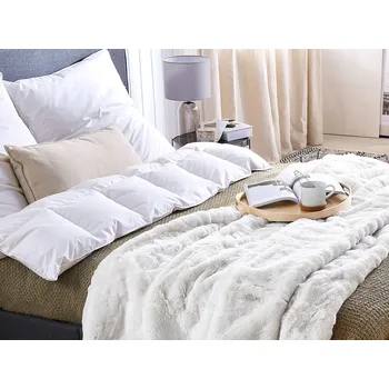 deka Deka bílá polyesterová tkanina 150 x 200 cm Obývací pokoj Vyhoďte nadýchanou dekoraci moderního designu Beliani