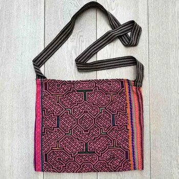 Shipibo vyšívaná taška přes rameno - Força Tierra