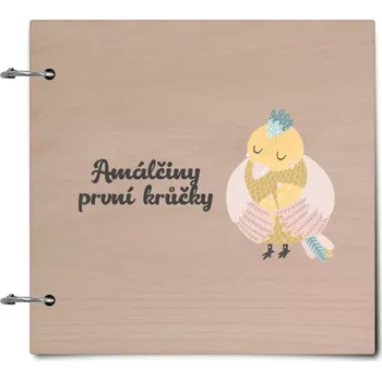 Fotokniha Dřevěné album se sponami První krůčky se jménem - kuřátka