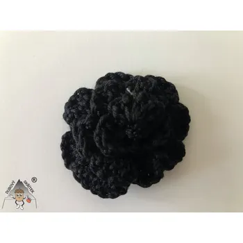 Brož Dubový skřítek Háčkovaná brož růže malá – originální doplněk s romantickým nádechem černá