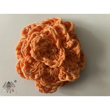 Brož Dubový skřítek Háčkovaná brož růže s korálky – originální doplněk s elegantním detailem oranžová