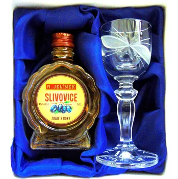 Dárkový potravinový koš Slivovice Jelínek dárkový set broušená sklenička