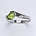 Stříbrný prsten s přírodním olivínem 7 x 5 mm VR 123