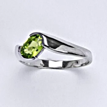 Prsten Stříbrný prsten s přírodním olivínem 7 x 5 mm VR 123