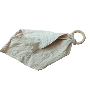 Dřevěná hračka Mušelínový mazlíček s kaučukovým kroužkem Béžový