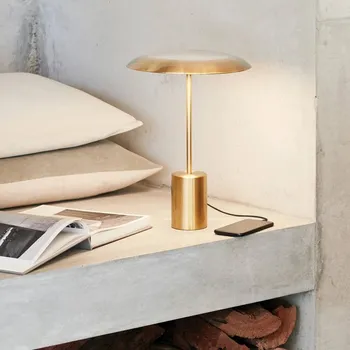 Lampička Beacon Lighting Stolní lampa LED Beacon Smith s kovovým USB portem v bronzové barvě - Délka připojovacího kabelu 180 cm bronzový starožitný LED 24 W celkem - Doprava zdarma