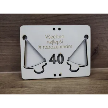 Dřevěné přání k narozeninám s čepičkami a číslem