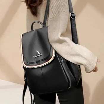 Městský batoh Dámský černý kožený batoh s lemováním Barva: Černá