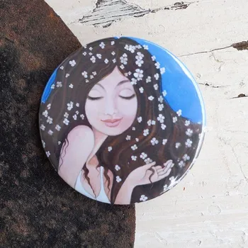 Dekorativní magnet Zuzana Honsová Mám kytičky ve vlasech magnet 56 mm