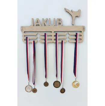 věšák na medaile MAJADESIGN Věšák na medaile se jménem Karate Provedení: Přírodní dřevo