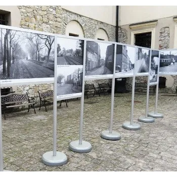 EXPOINT Výstavní stěny ELEGANT venkovní Název: Tabule s plochou výplně 70 x 100 cm, pár betonových podstav