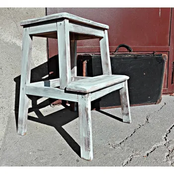 Schůdek Šedé Provence schůdky s opotřebovaným povrchem a tmavým antik podkladem