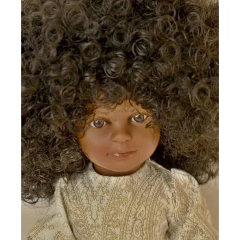 Panenka Realistická panenka černoška Nina v bílých šatech - kudrnaté černé vlasy od firmy Lamagik ze Španělska (španělská panenka - 33 cm)