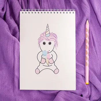 Blok A6 s bílými listy, titulní list s obrázkem jednorožce se zmrzlinou