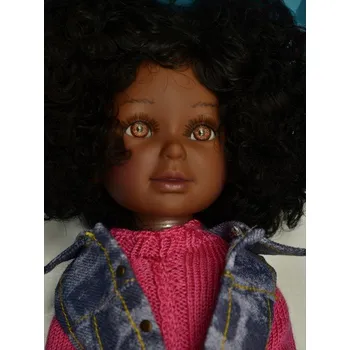 Panenka Realistická panenka černoška Paulina v riflové vestě od firmy Vestida de Azul (Paulina - 33 cm)