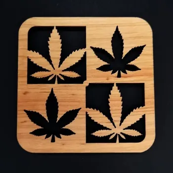 AMADEA Dřevěný podtácek hranatý se 4 listy, masivní dřevo, 10x10 cm