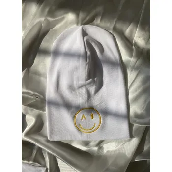 Kojenecká čepice Jarní čepička s vyšitím smajlíka a iniciálu Barva čepičky: Bílá, Velikost čepičky: 40-48cm ( 5 měsíců do 3 let ), Barva nitě: Žlutá