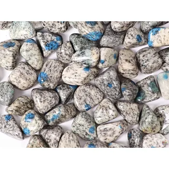 Přírodní kámen Magieprirody.cz Tromlovaný kámen K2 Azurit v granitu L velikost 25 - 35 mm - Pákistán #375 Množství: 1ks