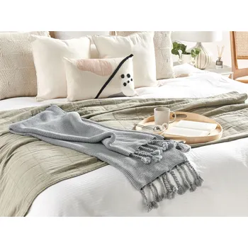 deka Deka světle šedá bavlněná 125 x 150 cm se střapci ozdobná přikrývka v boho stylu Beliani