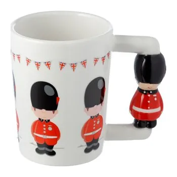 Keramický hrnek s rukojetí ve tvaru strážníka