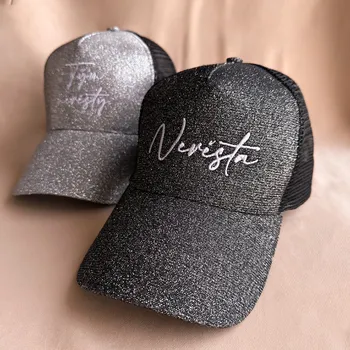 Svatební dekorace Set kšiltovek NEVĚSTA A TÝM NEVĚSTY Barva: Pro nevěstu stříbrná pro tým stříbrná, Množství: 1 Ks Nevěsta 3 Ks Tým nevěsty, Varianta výšivky: Bez vlastního vyšití