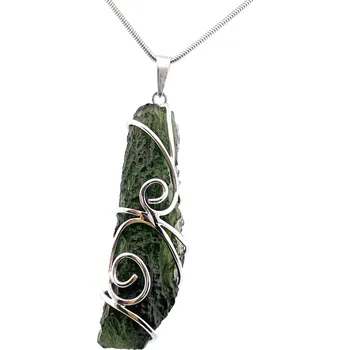 Přívěsek Stříbrný přívěsek s neopracovaným vltavínem 5 cm x 1,8 cm